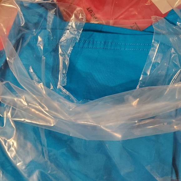 New York and Company "Manhatten" tee - Picture 3 of 3